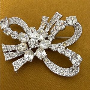 Vintage Rhodium Plated Rhinestone Bow Brooch – Mid-Century Glamour Pin